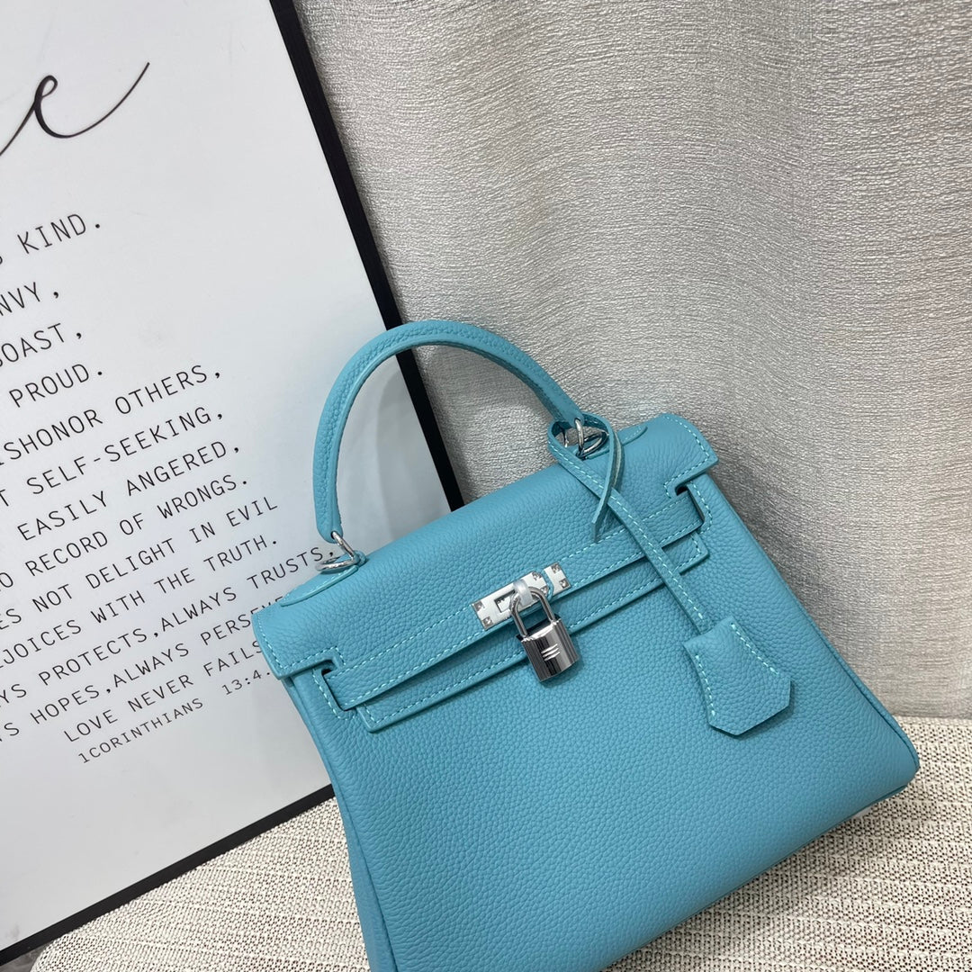 Bolso HM Kelly Retourne de 25 cm con piel de Togo turquesa y herrajes plateados