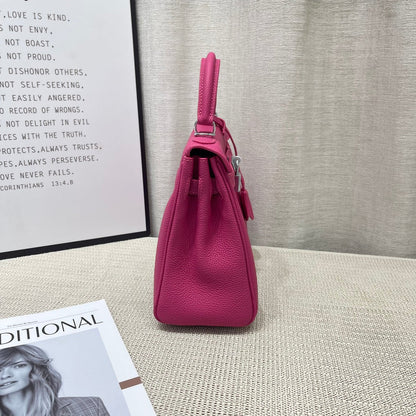 Sac HM Kelly 25 cm en cuir rose du Mexique Togo avec accessoires dorés
