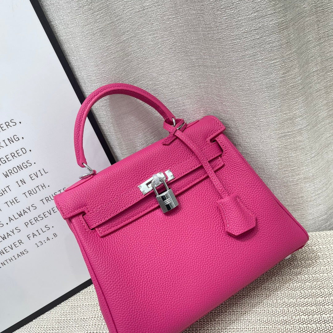 Sac HM Kelly 25 cm en cuir rose du Mexique Togo avec accessoires dorés