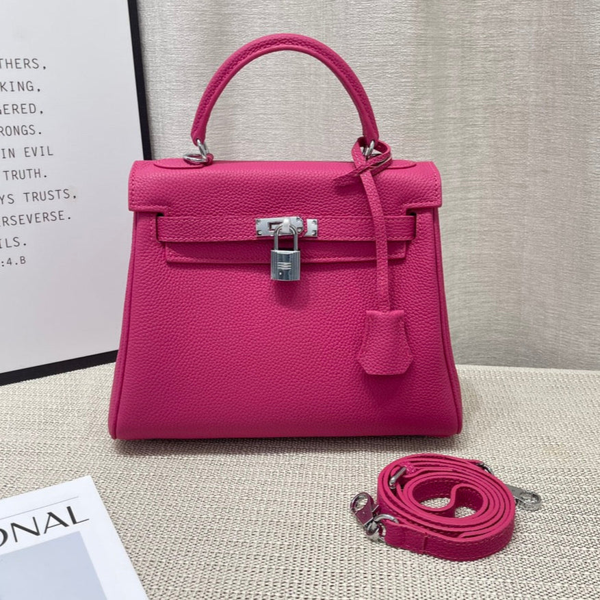 Sac HM Kelly 25 cm en cuir rose du Mexique Togo avec accessoires dorés