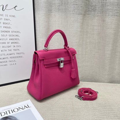 Sac HM Kelly 25 cm en cuir rose du Mexique Togo avec accessoires dorés