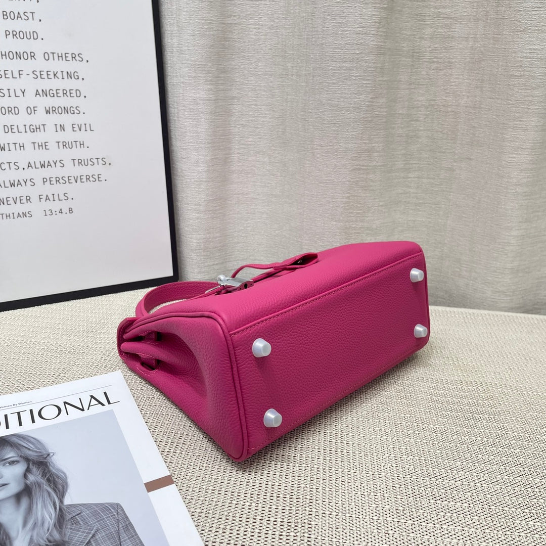 Sac HM Kelly 25 cm en cuir rose du Mexique Togo avec accessoires dorés