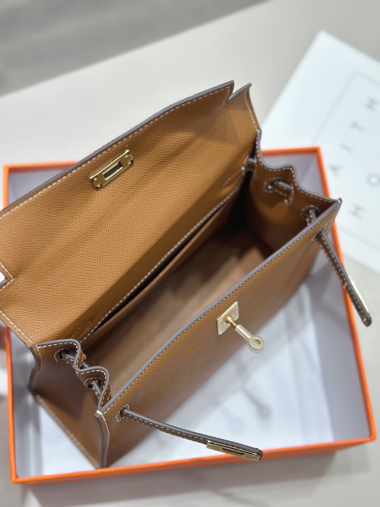 HM Kelly 25 cm, cuero Epsom dorado, herrajes dorados