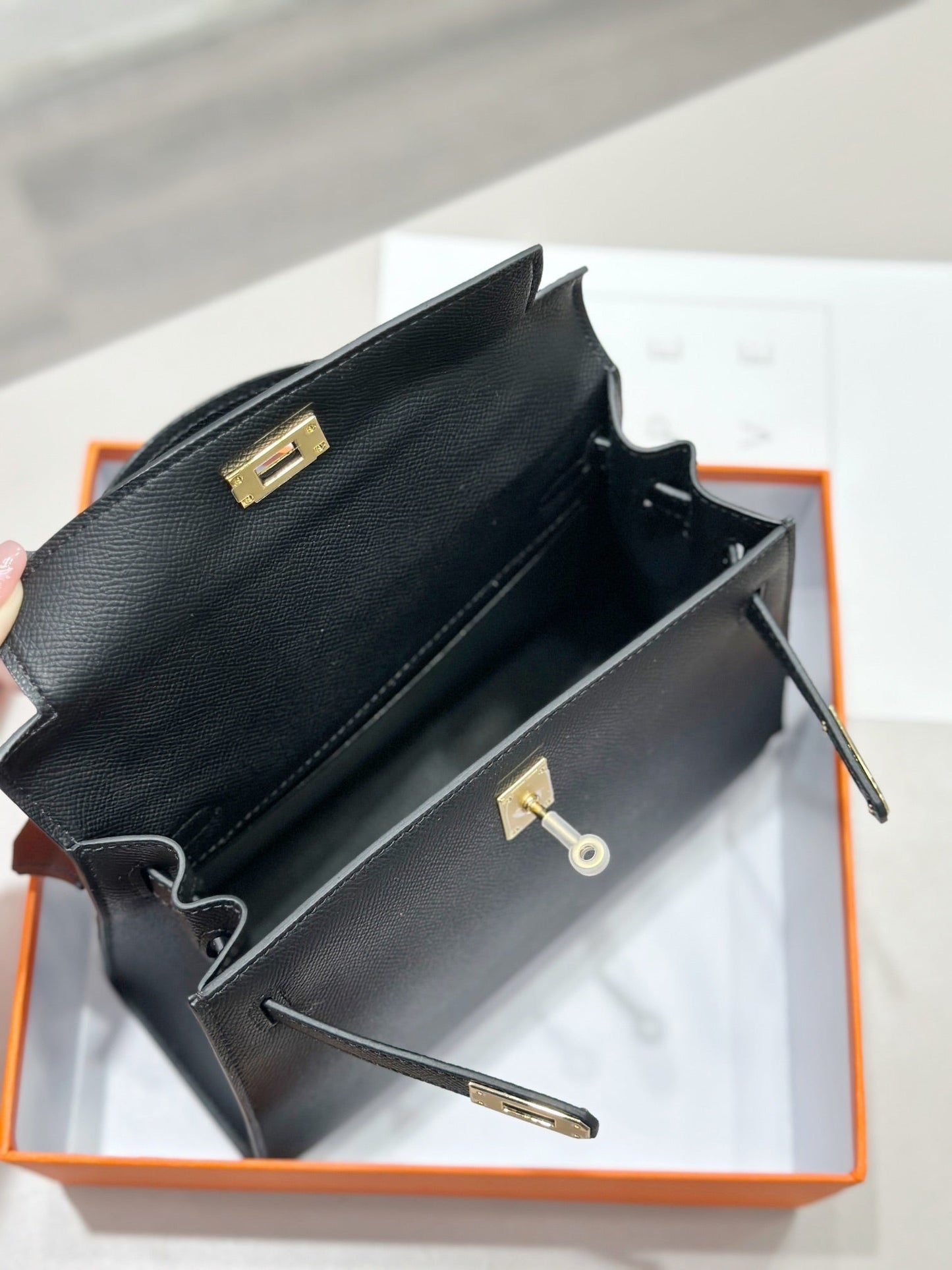 HM Kelly 25 cm, cuero Epsom negro, herrajes dorados