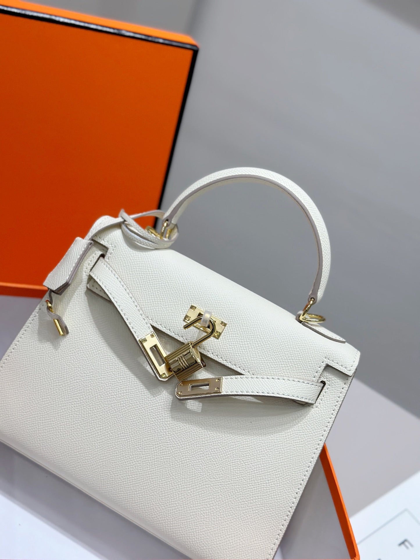 HM Kelly 25 cm, piel Epsom color crema, herrajes dorados