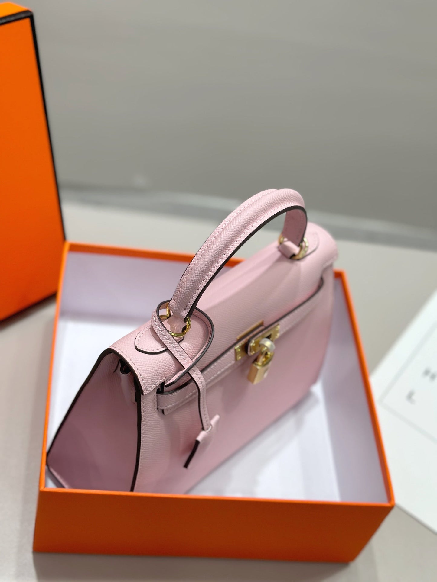 HM Kelly 25 cm, piel Epsom rosa claro, herrajes dorados