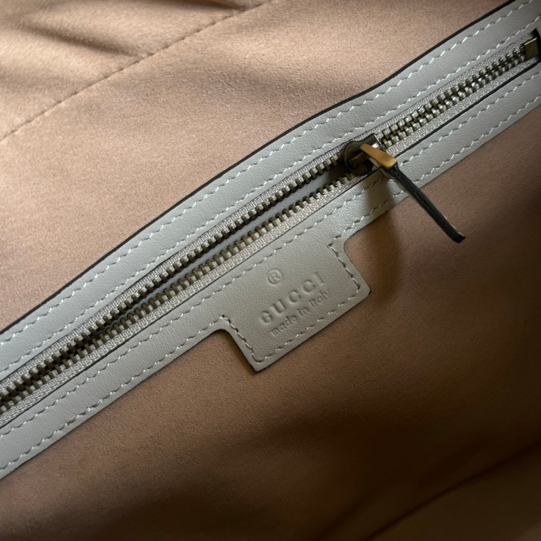 Bolso mediano GG Marmont con asa superior, 35 cm, piel de becerro color crema, herrajes dorados