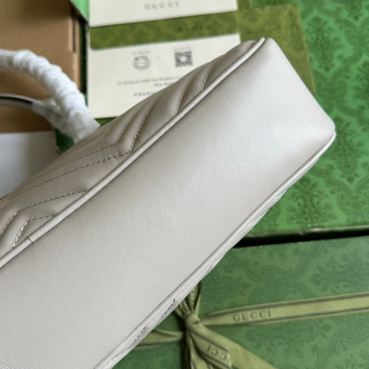 Bolso mediano GG Marmont con asa superior, 35 cm, piel de becerro color crema, herrajes dorados