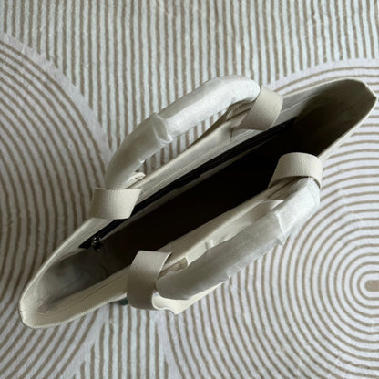 SAC CABAS 40 EN TOILE BLANCHE AVEC BORDURE WEB ET LOGO EN RELIEF