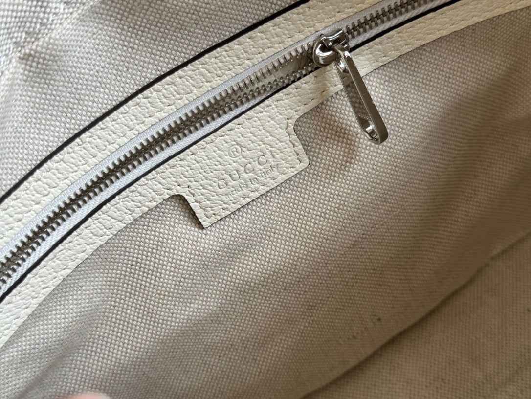 BOLSO BANDOLERA PEQUEÑO 24 CON ETIQUETA EN PIEL DE BECERRO BLANCA Y ADORNO DE LONA