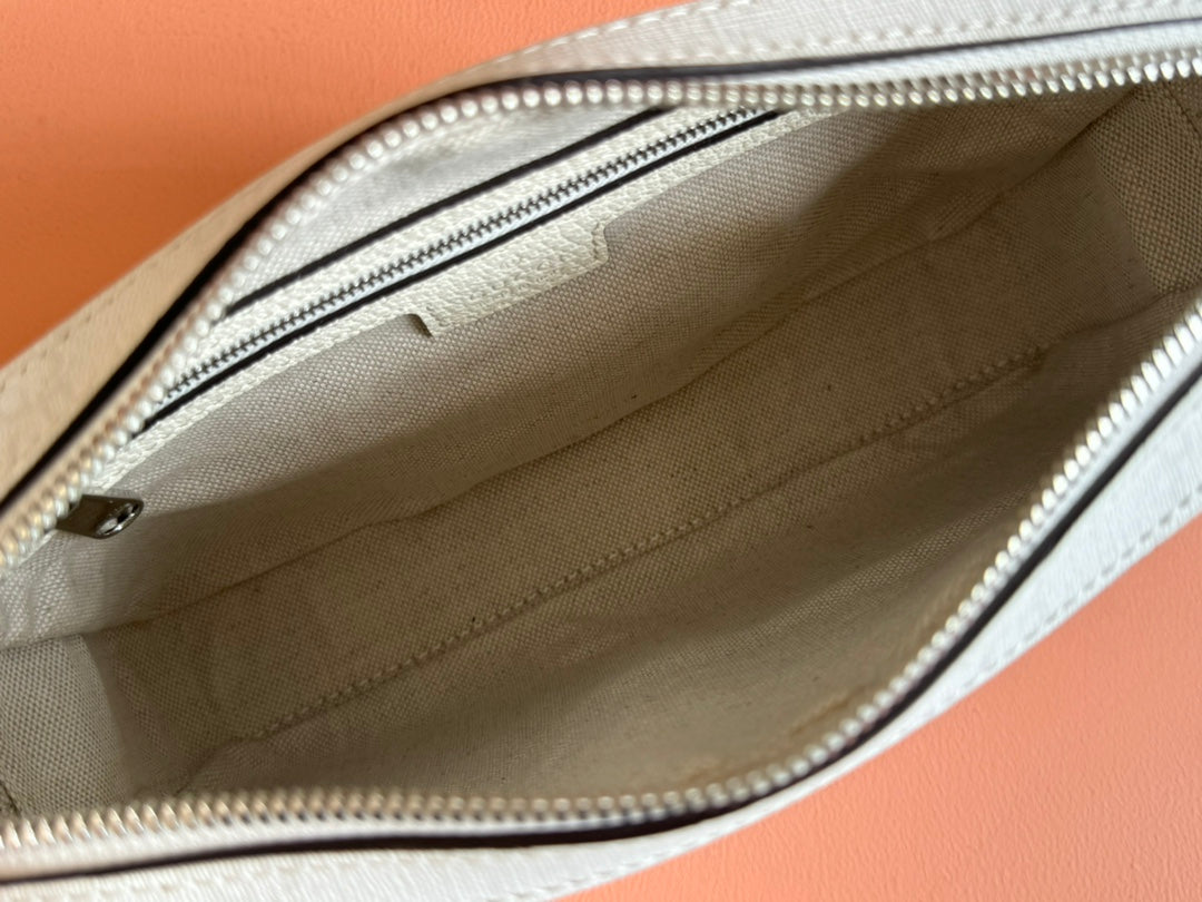 BOLSO BANDOLERA PEQUEÑO 24 CON ETIQUETA EN PIEL DE BECERRO BLANCA Y ADORNO DE LONA
