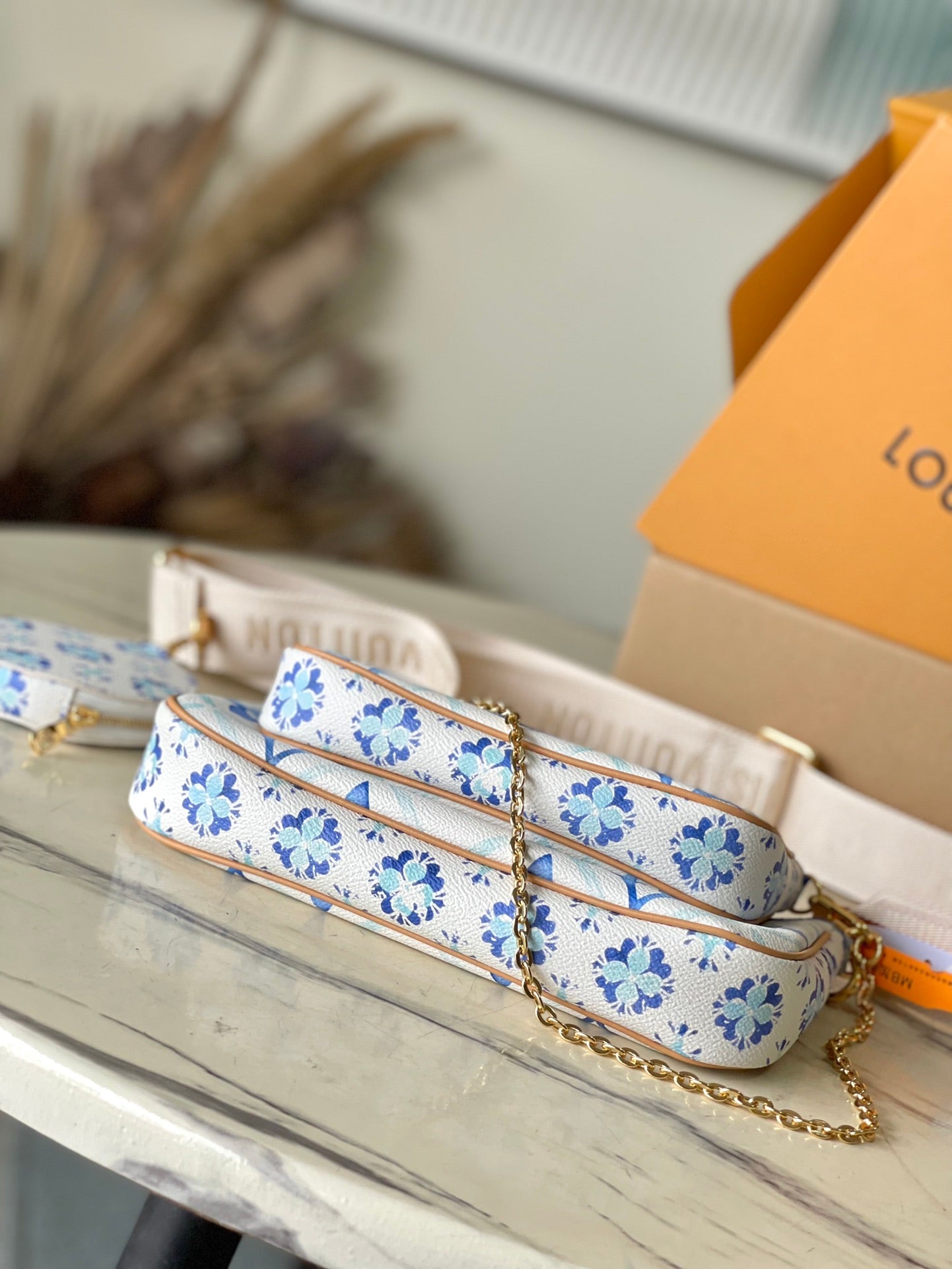 ACCESORIOS MULTIPOCHETTE 24 EN LONA CON MONOGRAMA AZUL LAGUNA Y HERRAJES DORADOS