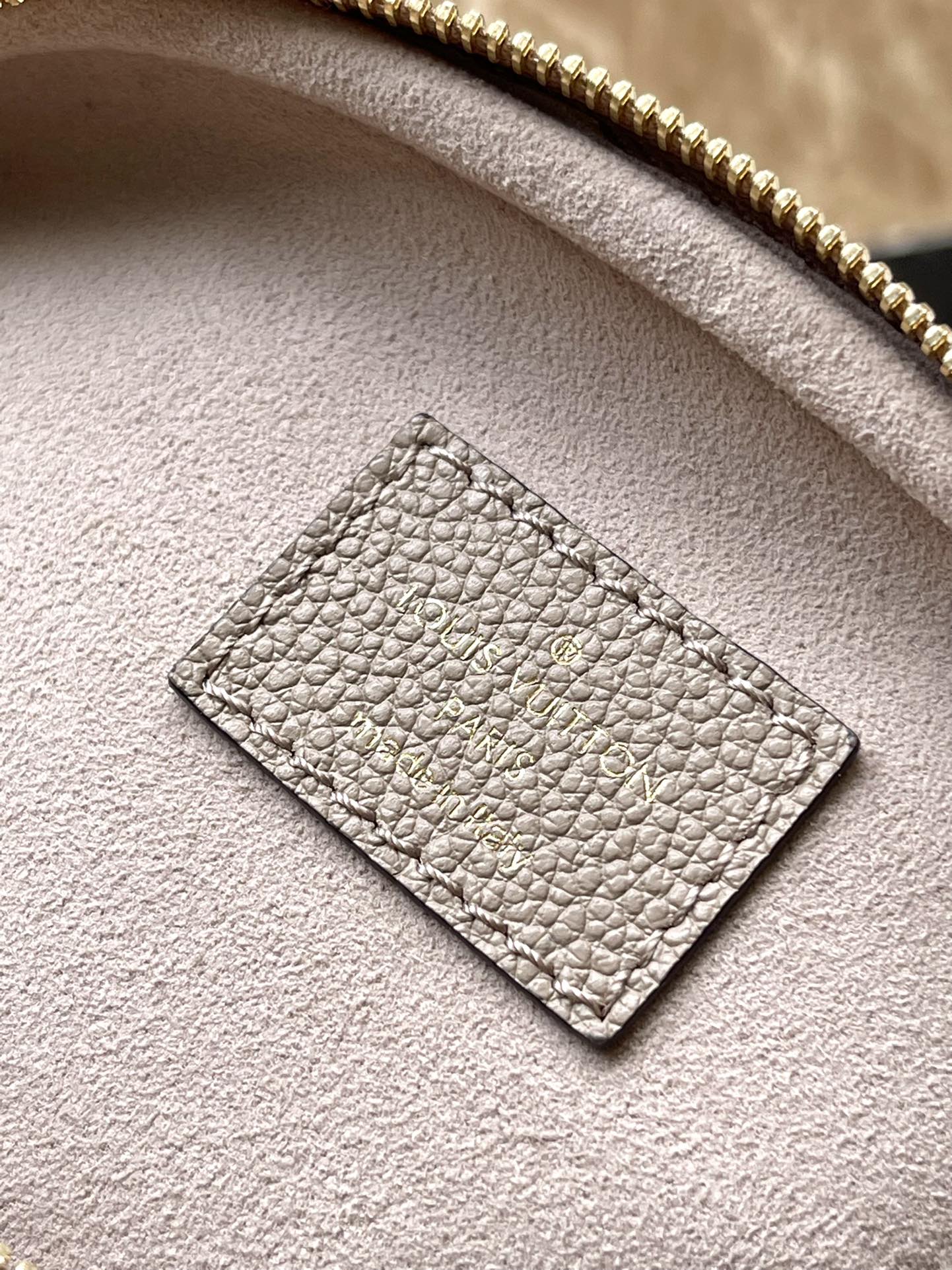MINI RIÑONERA 17 DE PIEL EMPREINTE MONOGRAMA BLANCO TOURTERELLE HARDWARE ORO