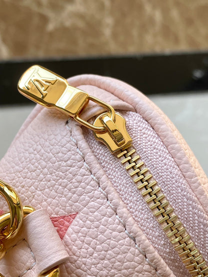 MINI SAC BANANE 17 EN CUIR EMPREINTE MONOGRAMME ROSE DÉGRADÉ, QUINCAILLERIE DORÉ