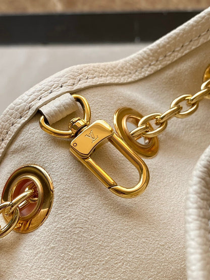 LOT DE 28 EN CUIR EMPREINTE MONOGRAMME CRÈME, QUINCAILLERIE DORÉ
