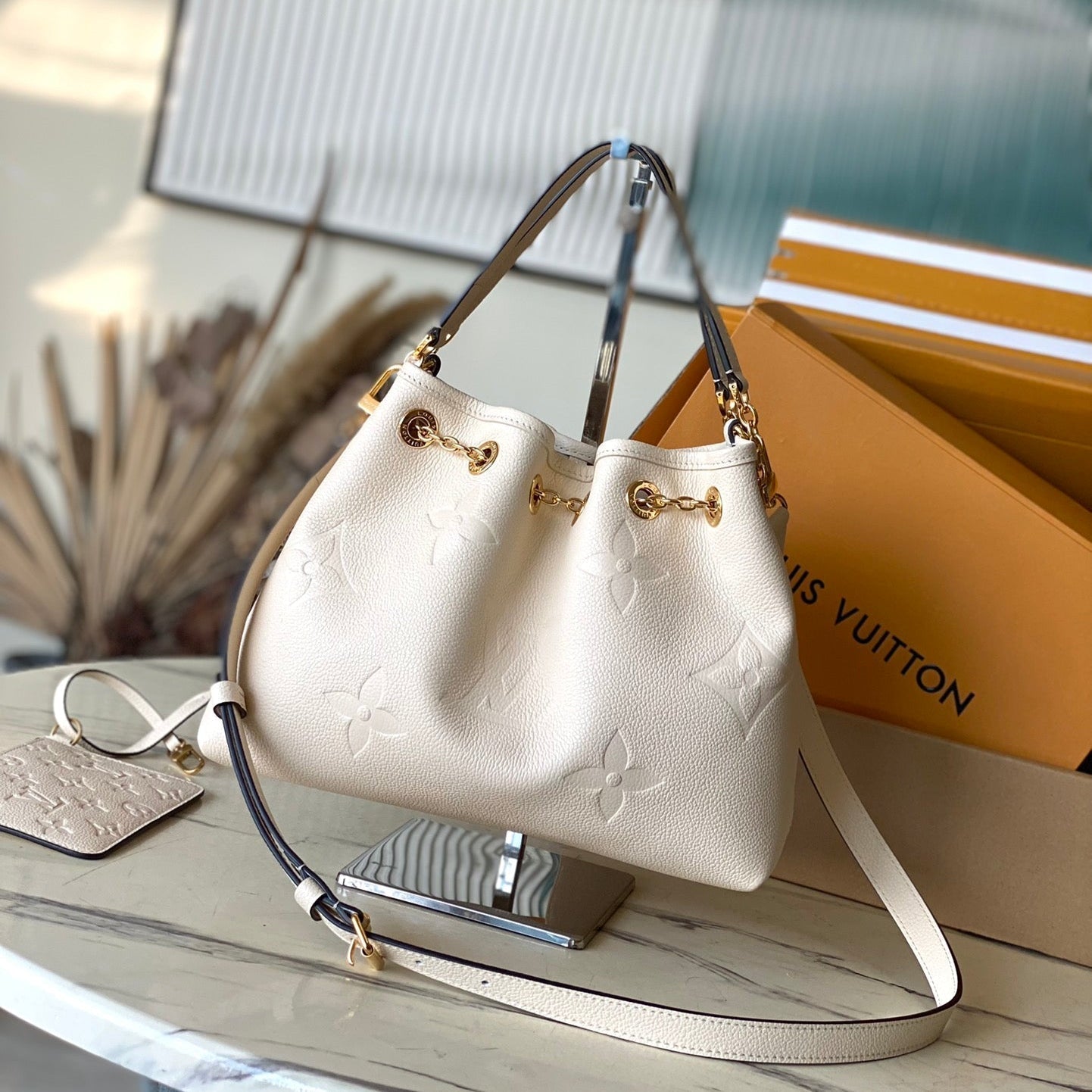LOT DE 28 EN CUIR EMPREINTE MONOGRAMME CRÈME, QUINCAILLERIE DORÉ