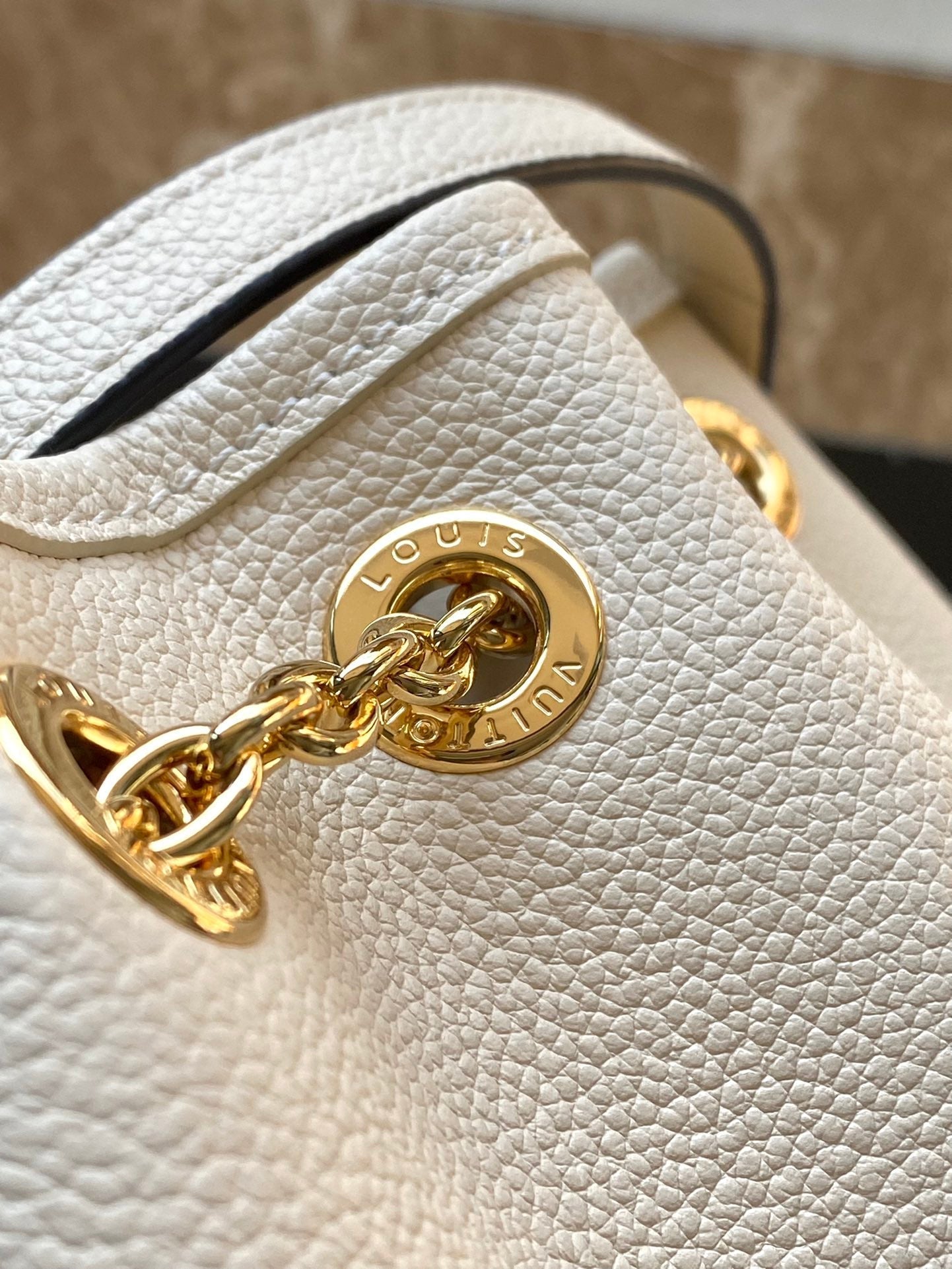LOT DE 28 EN CUIR EMPREINTE MONOGRAMME CRÈME, QUINCAILLERIE DORÉ