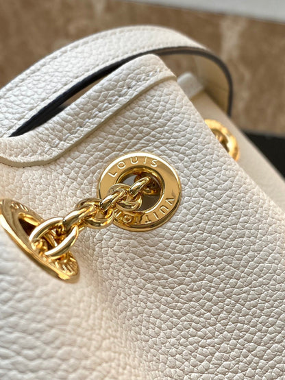 LOT DE 28 EN CUIR EMPREINTE MONOGRAMME CRÈME, QUINCAILLERIE DORÉ