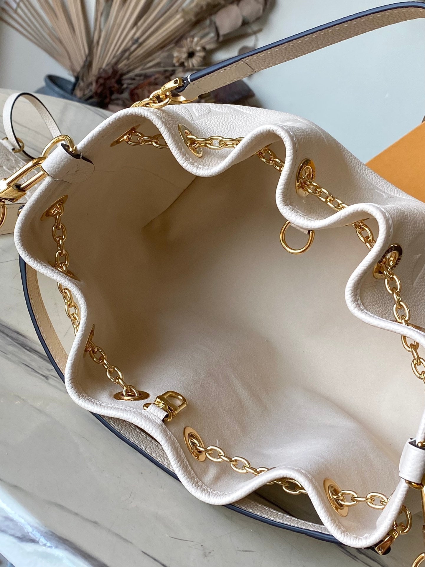 LOT DE 28 EN CUIR EMPREINTE MONOGRAMME CRÈME, QUINCAILLERIE DORÉ