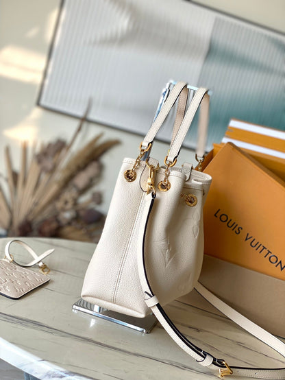 LOT DE 28 EN CUIR EMPREINTE MONOGRAMME CRÈME, QUINCAILLERIE DORÉ