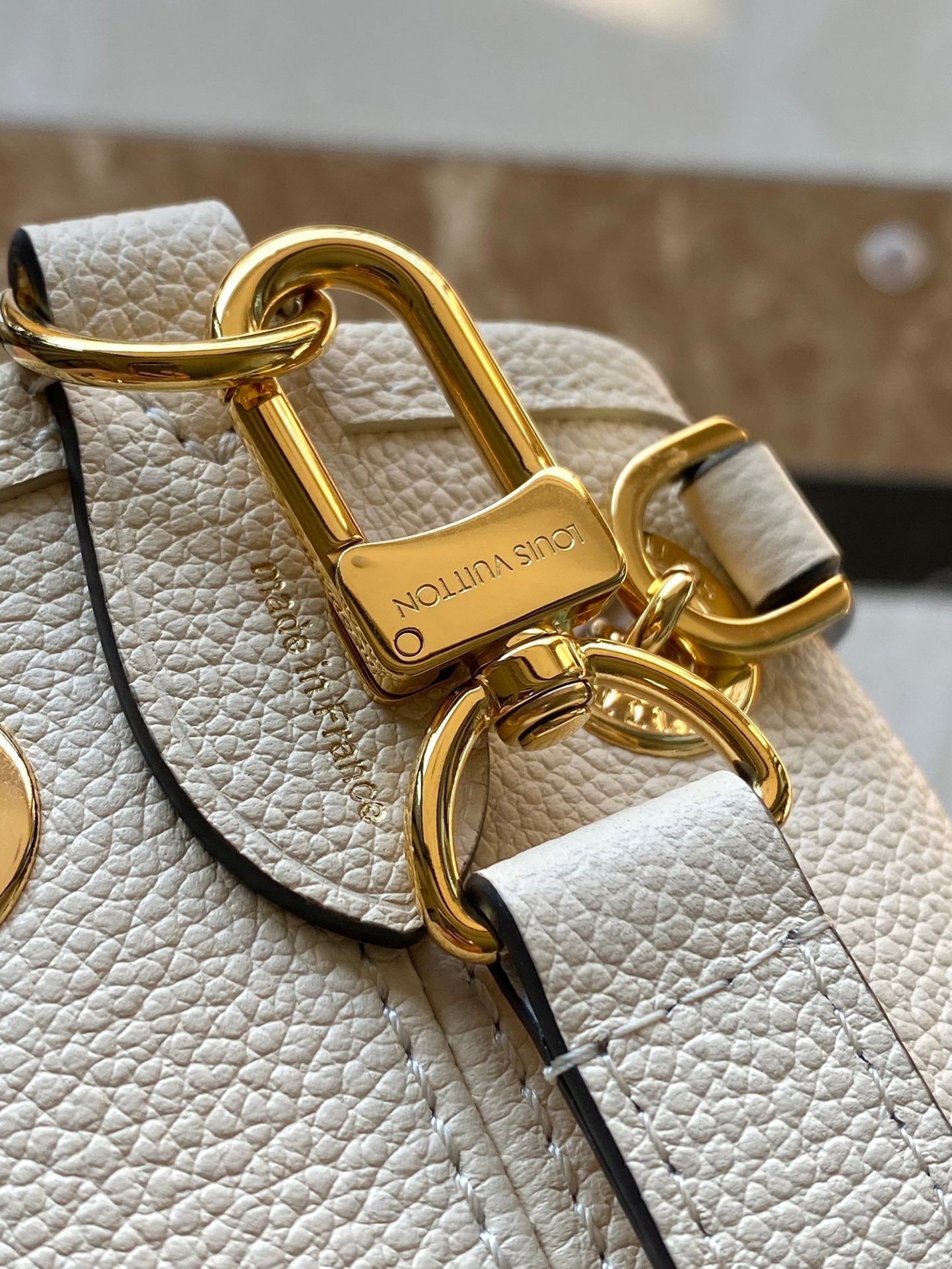 LOT DE 28 EN CUIR EMPREINTE MONOGRAMME CRÈME, QUINCAILLERIE DORÉ
