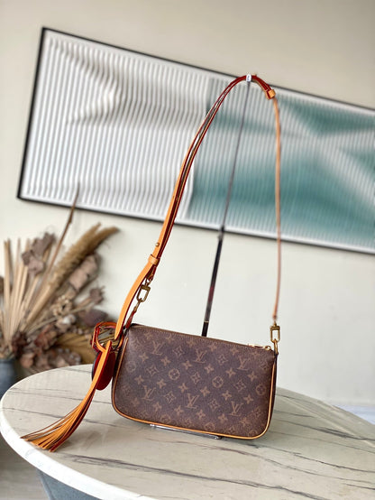 BOLSO DE ACCESORIO XL 28 EN LONA POLVO CON MONOGRAMA MARRÓN