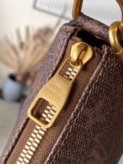 BOLSO DE ACCESORIO XL 28 EN LONA POLVO CON MONOGRAMA MARRÓN