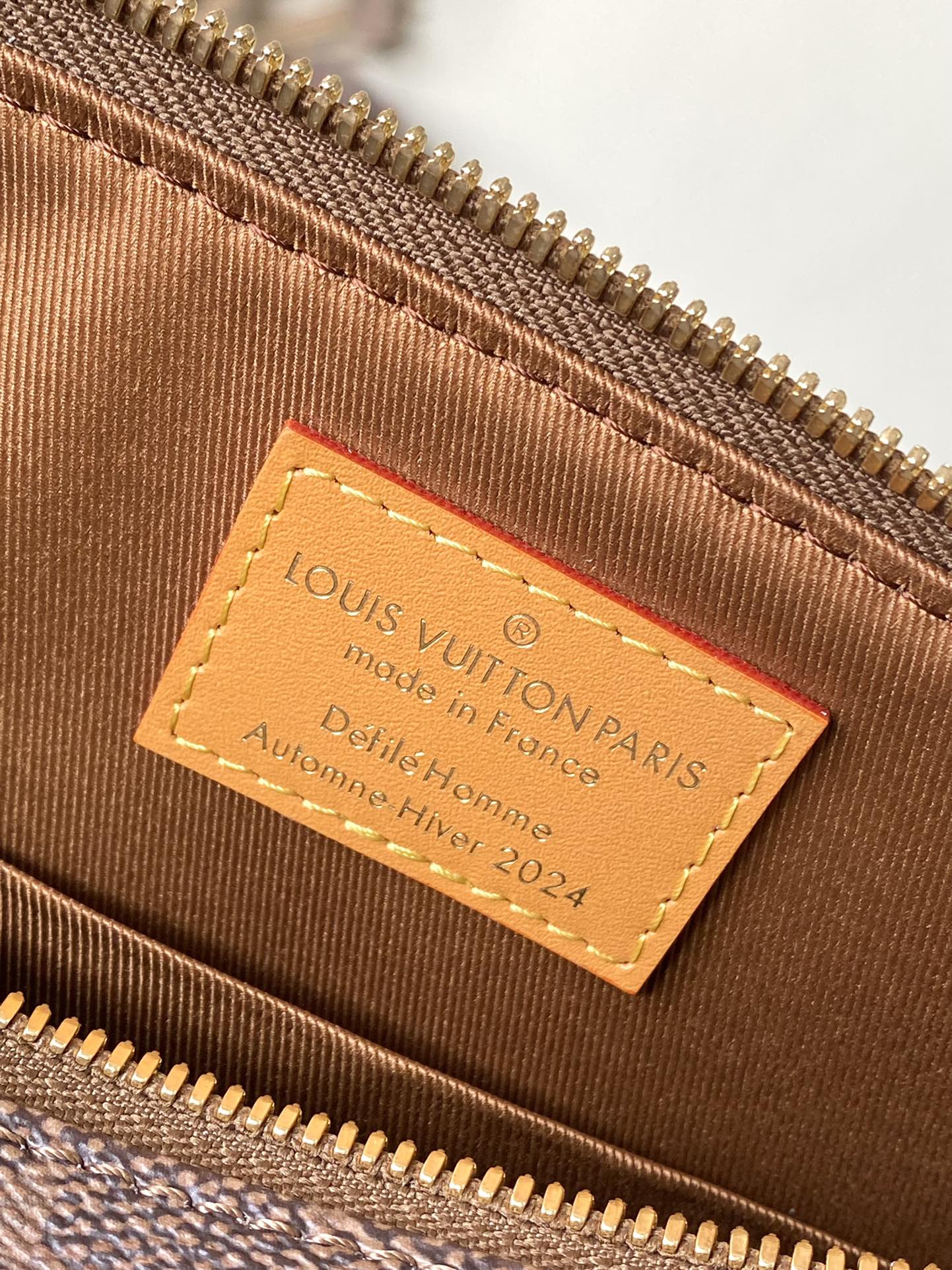 BOLSO DE ACCESORIO XL 28 EN LONA POLVO CON MONOGRAMA MARRÓN
