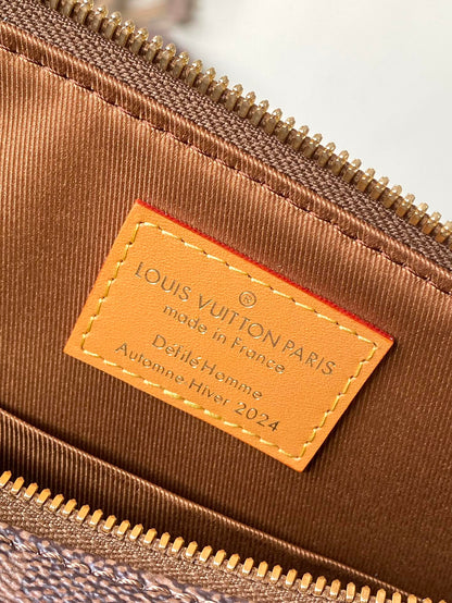 BOLSO DE ACCESORIO XL 28 EN LONA POLVO CON MONOGRAMA MARRÓN