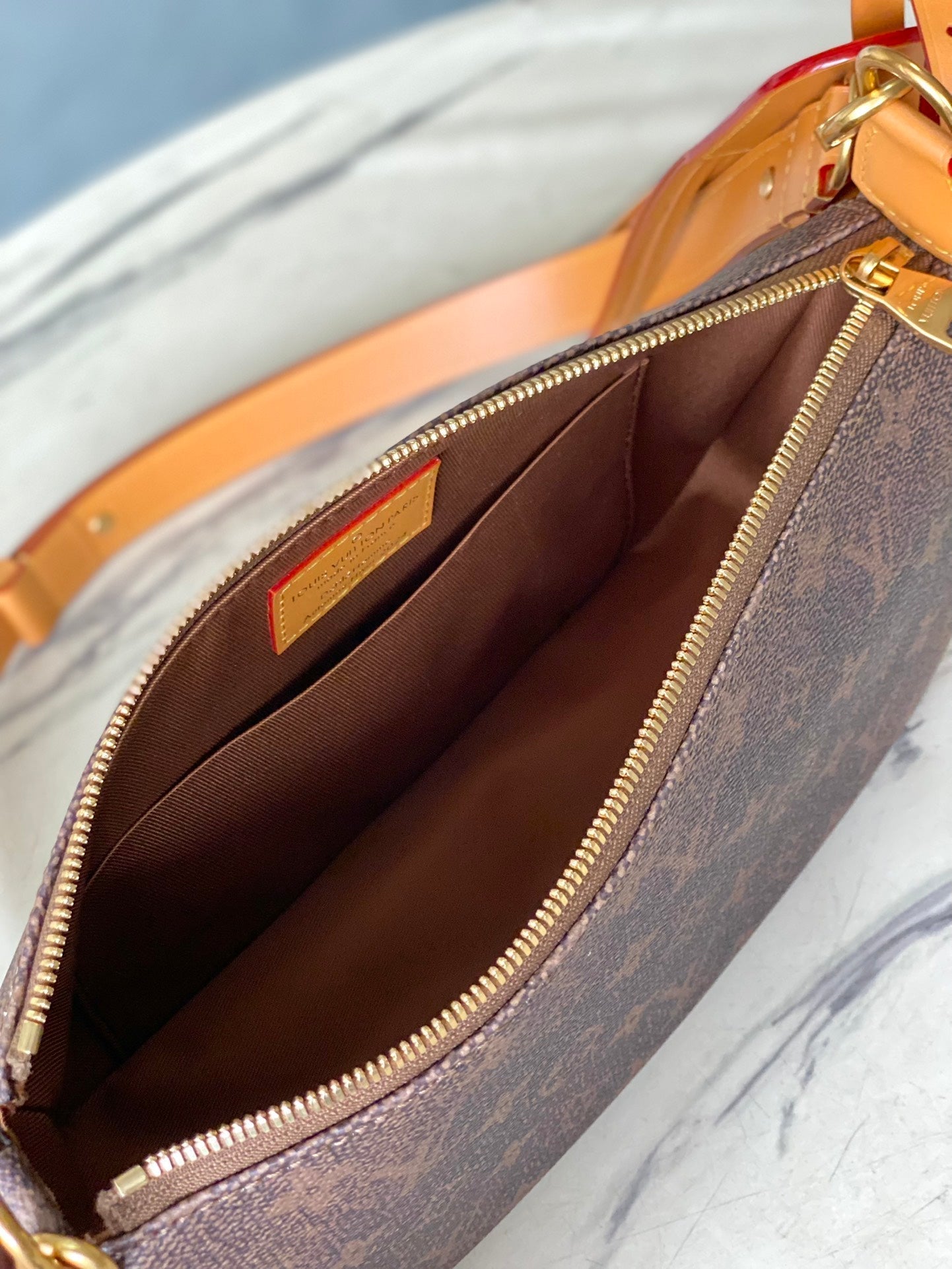 BOLSO DE ACCESORIO XL 28 EN LONA POLVO CON MONOGRAMA MARRÓN