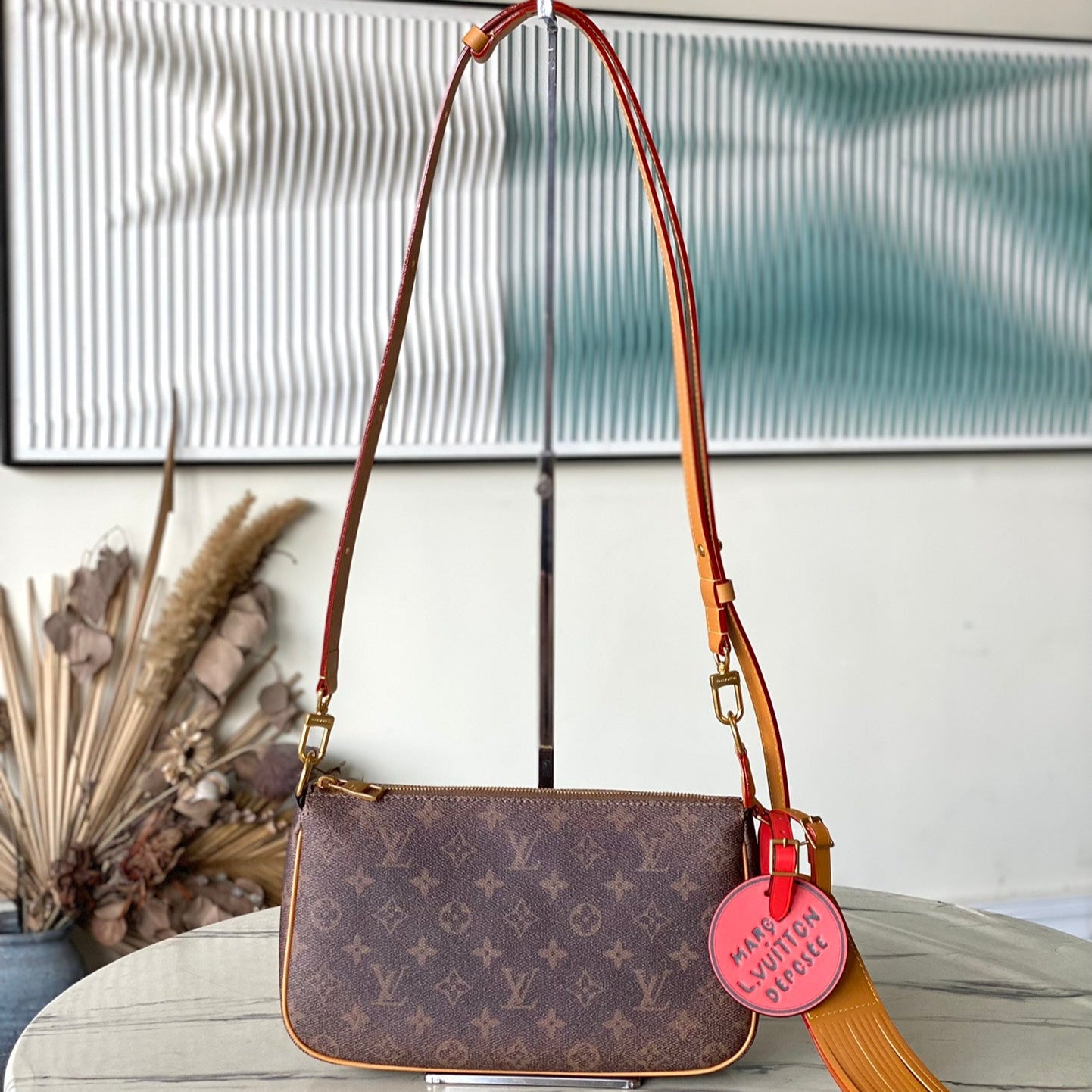 BOLSO DE ACCESORIO XL 28 EN LONA POLVO CON MONOGRAMA MARRÓN