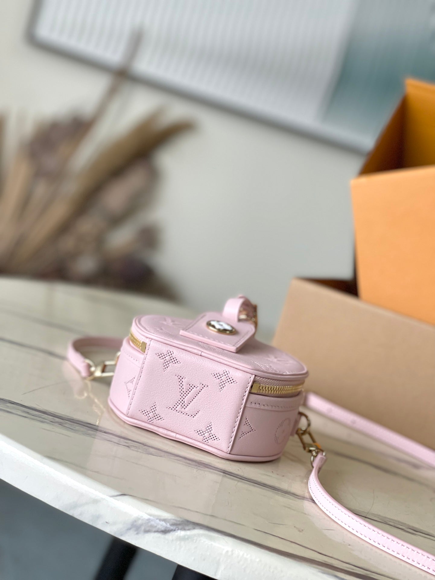 MINI BOÎTE CHAPEAU 13 EN CUIR DE VEAU PERFORÉ MONOGRAMME ROSE CLAIR