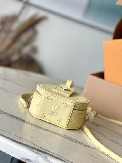 MINI BOITE CHAPEAU 13 EN PIEL DE BECERRO PERFORADA CON MONOGRAMA AMARILLO PLÁTANO