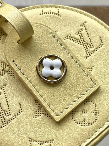 MINI BOITE CHAPEAU 13 EN PIEL DE BECERRO PERFORADA CON MONOGRAMA AMARILLO PLÁTANO