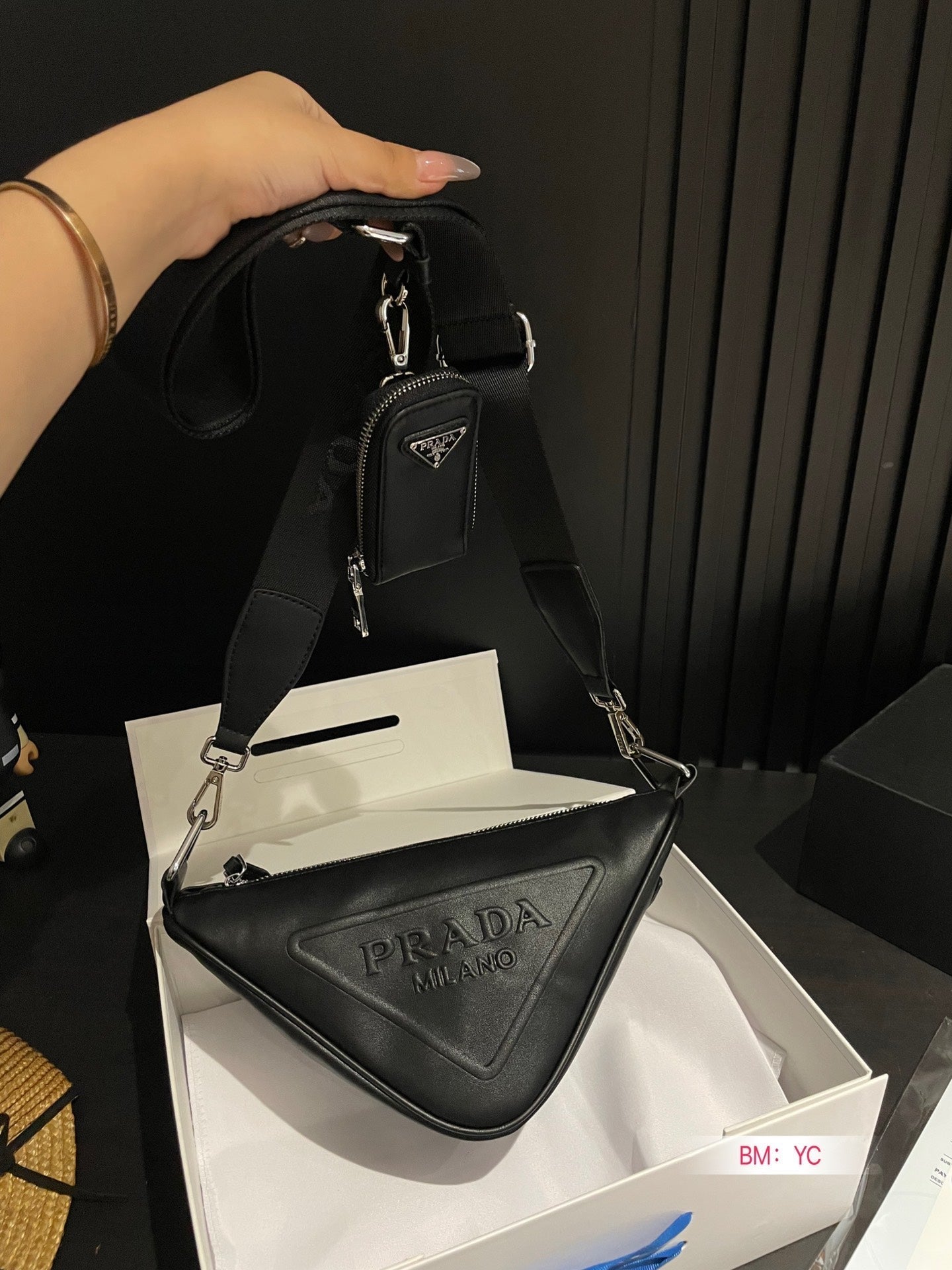 BOLSO DE HOMBRO PRA TRIANGLE 26 DE PIEL DE BECERRO NEGRA