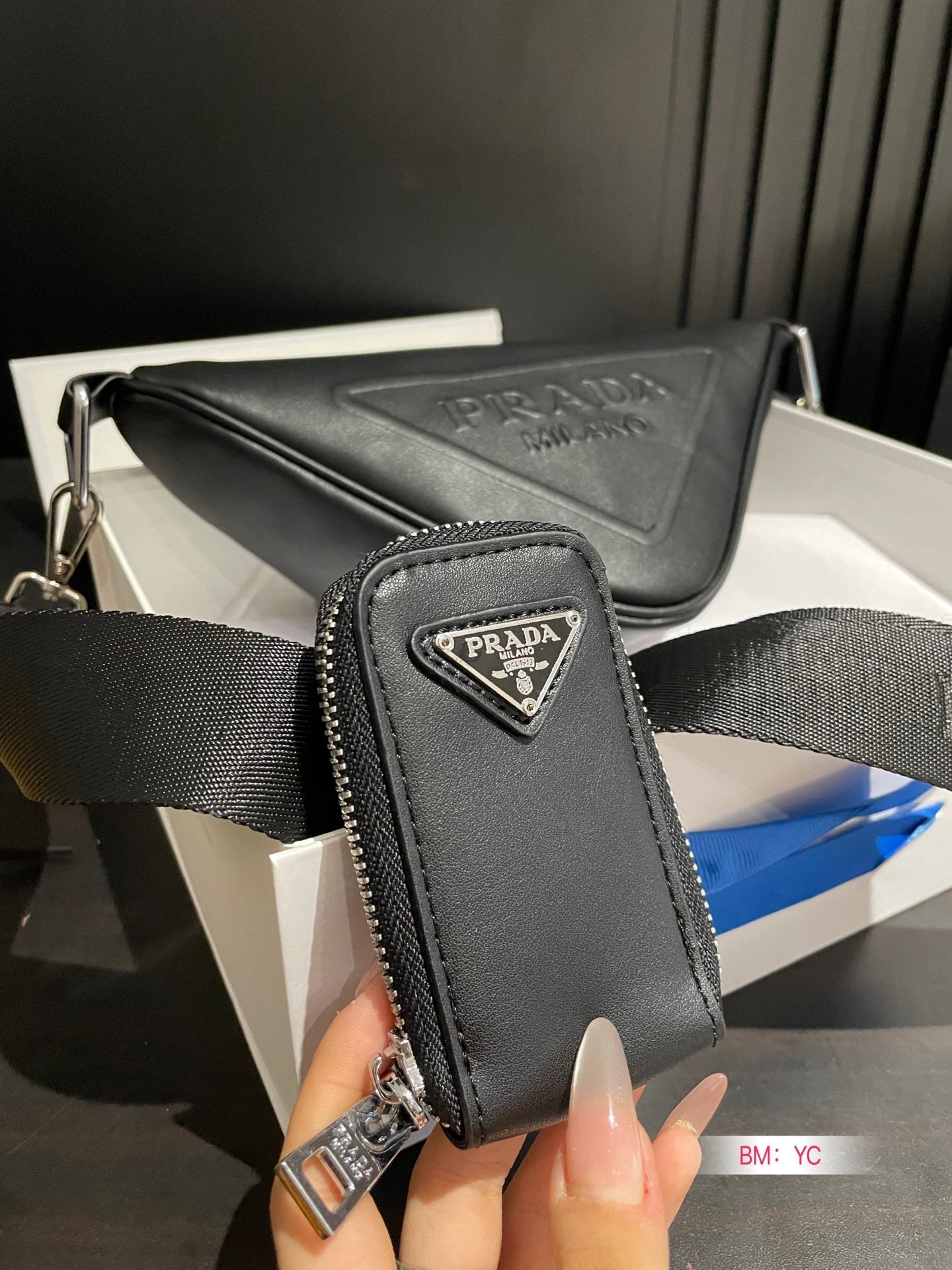 BOLSO DE HOMBRO PRA TRIANGLE 26 DE PIEL DE BECERRO NEGRA