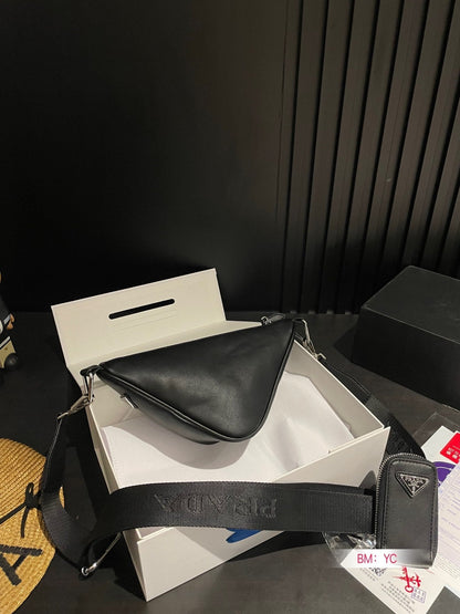 BOLSO DE HOMBRO PRA TRIANGLE 26 DE PIEL DE BECERRO NEGRA