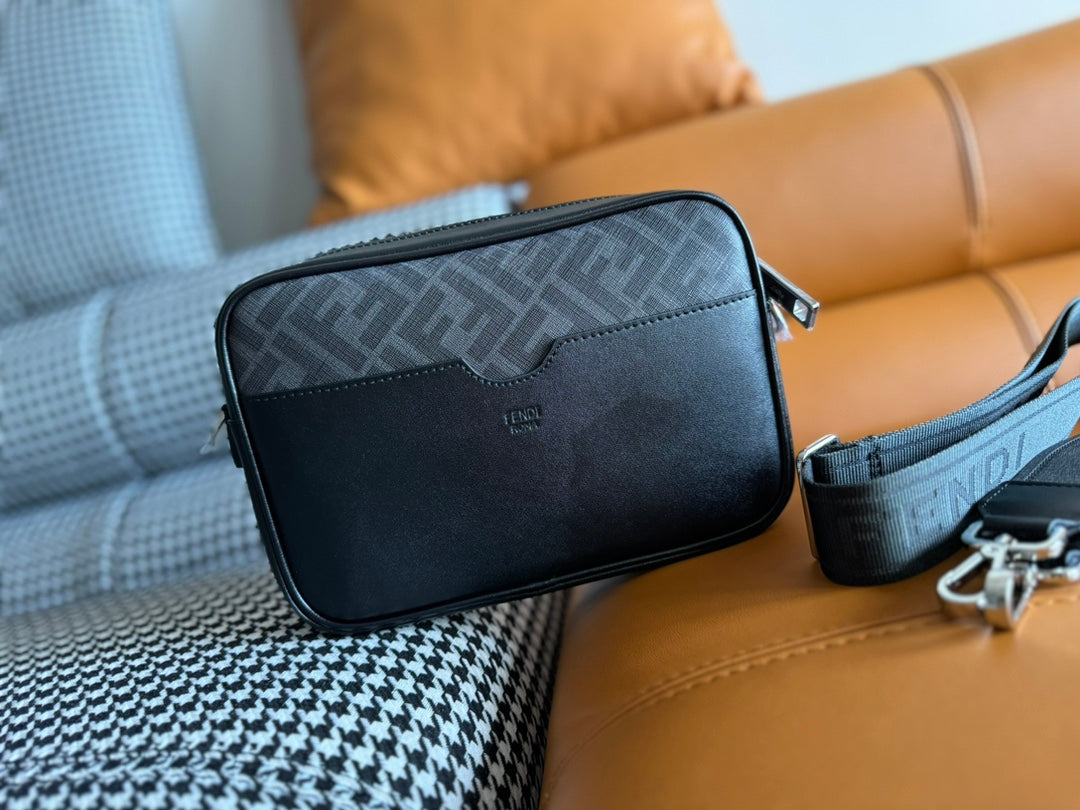 CLUTCH 22 CON MOTIVO FF EN TEJIDO TEXTURIZADO GRIS OSCURO Y RIBETE DE PIEL DE CORDERO NEGRA