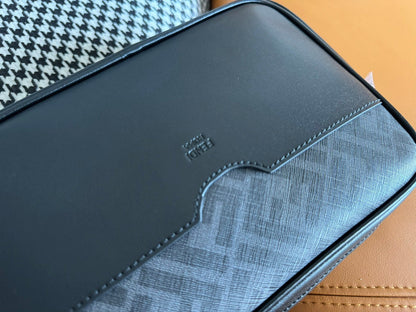 CLUTCH 22 CON MOTIVO FF EN TEJIDO TEXTURIZADO GRIS OSCURO Y RIBETE DE PIEL DE CORDERO NEGRA