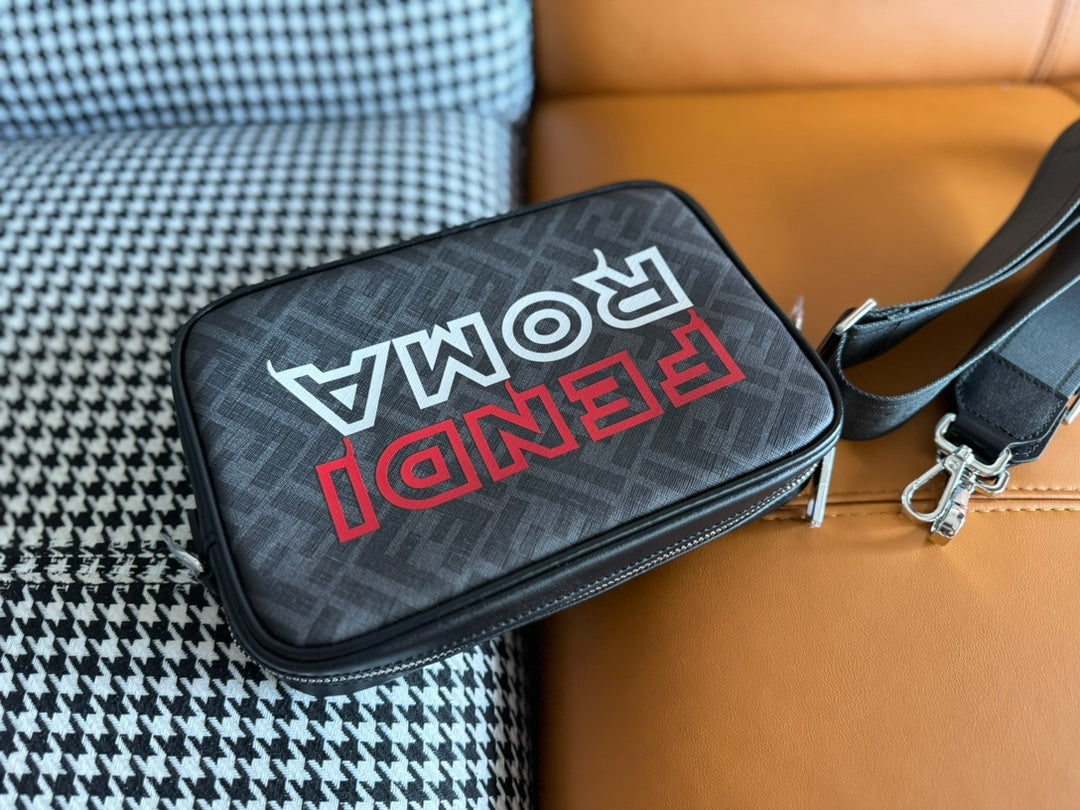 CLUTCH 22 CON MOTIVO FF EN TEJIDO TEXTURIZADO GRIS OSCURO Y RIBETE DE PIEL DE CORDERO NEGRA