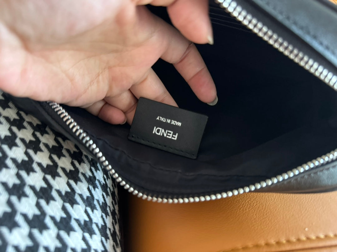 CLUTCH 22 CON MOTIVO FF EN TEJIDO TEXTURIZADO GRIS OSCURO Y RIBETE DE PIEL DE CORDERO NEGRA