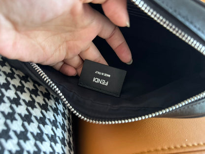 CLUTCH 22 CON MOTIVO FF EN TEJIDO TEXTURIZADO GRIS OSCURO Y RIBETE DE PIEL DE CORDERO NEGRA