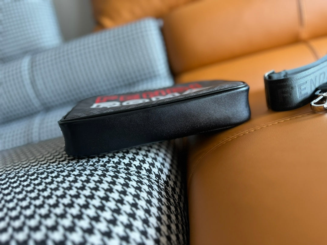 CLUTCH 22 CON MOTIVO FF EN TEJIDO TEXTURIZADO GRIS OSCURO Y RIBETE DE PIEL DE CORDERO NEGRA