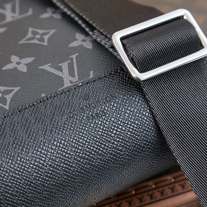 SAC À BANDOULIÈRE DUO 42 EN TOILE MONOGRAMME ECLIPSE NOIRE