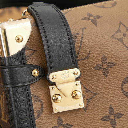 BAÚL LATERAL MINI 18 EN LONA MARRÓN CON MONOGRAMA Y REVERSO, HERRAJES DORADOS