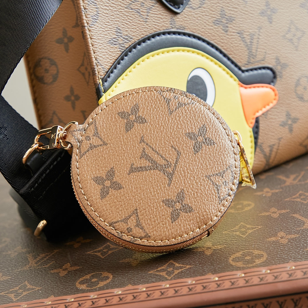 ONTHEGO PM 25 EN LONA MONOGRAMA MARRÓN CON FORMA DE PATO