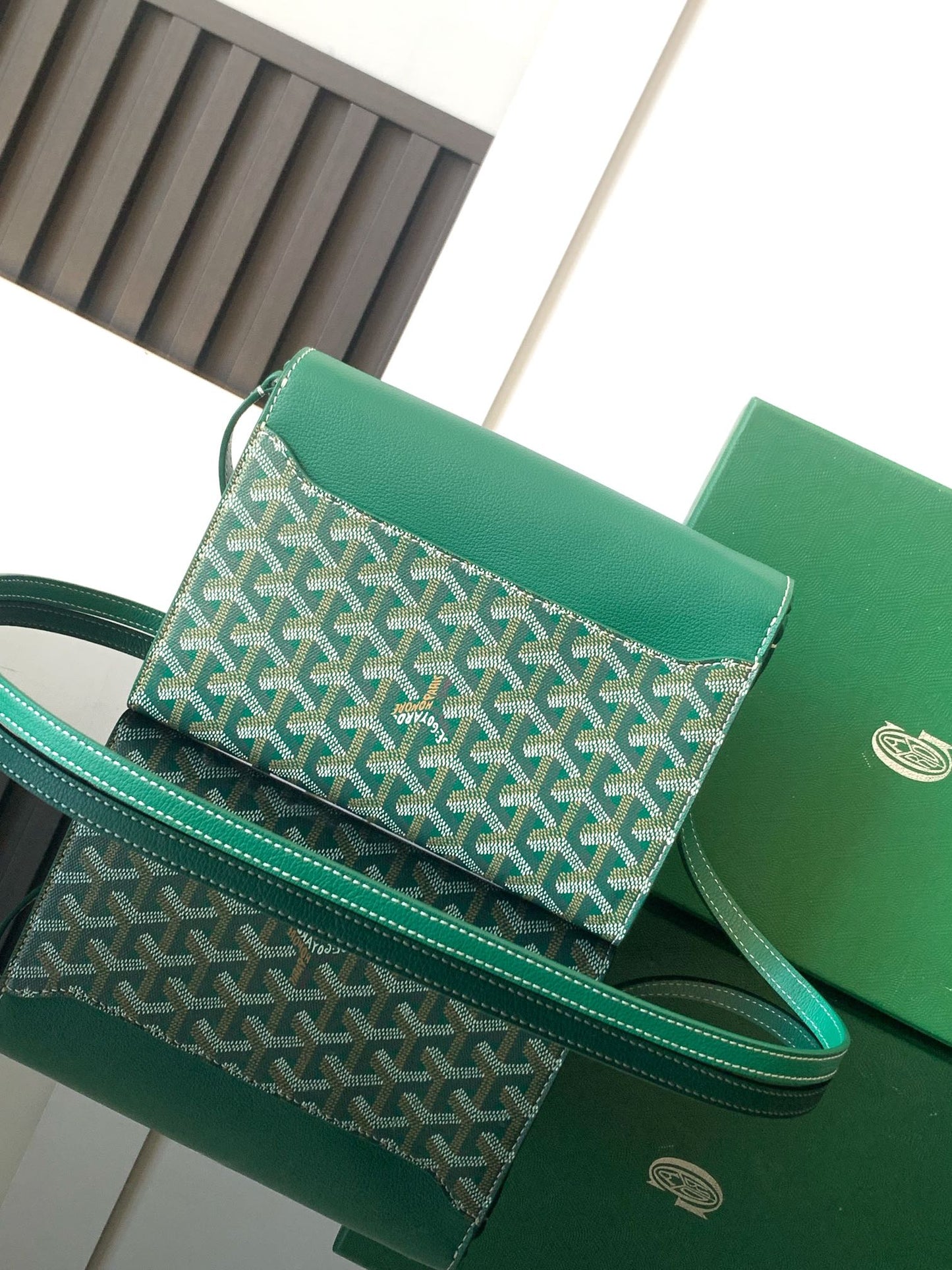 PORTEFEUILLE-POCHETTE CHYPRE 21 EN TOILE GOYARDINE VERTE ET CUIR DE VEAU