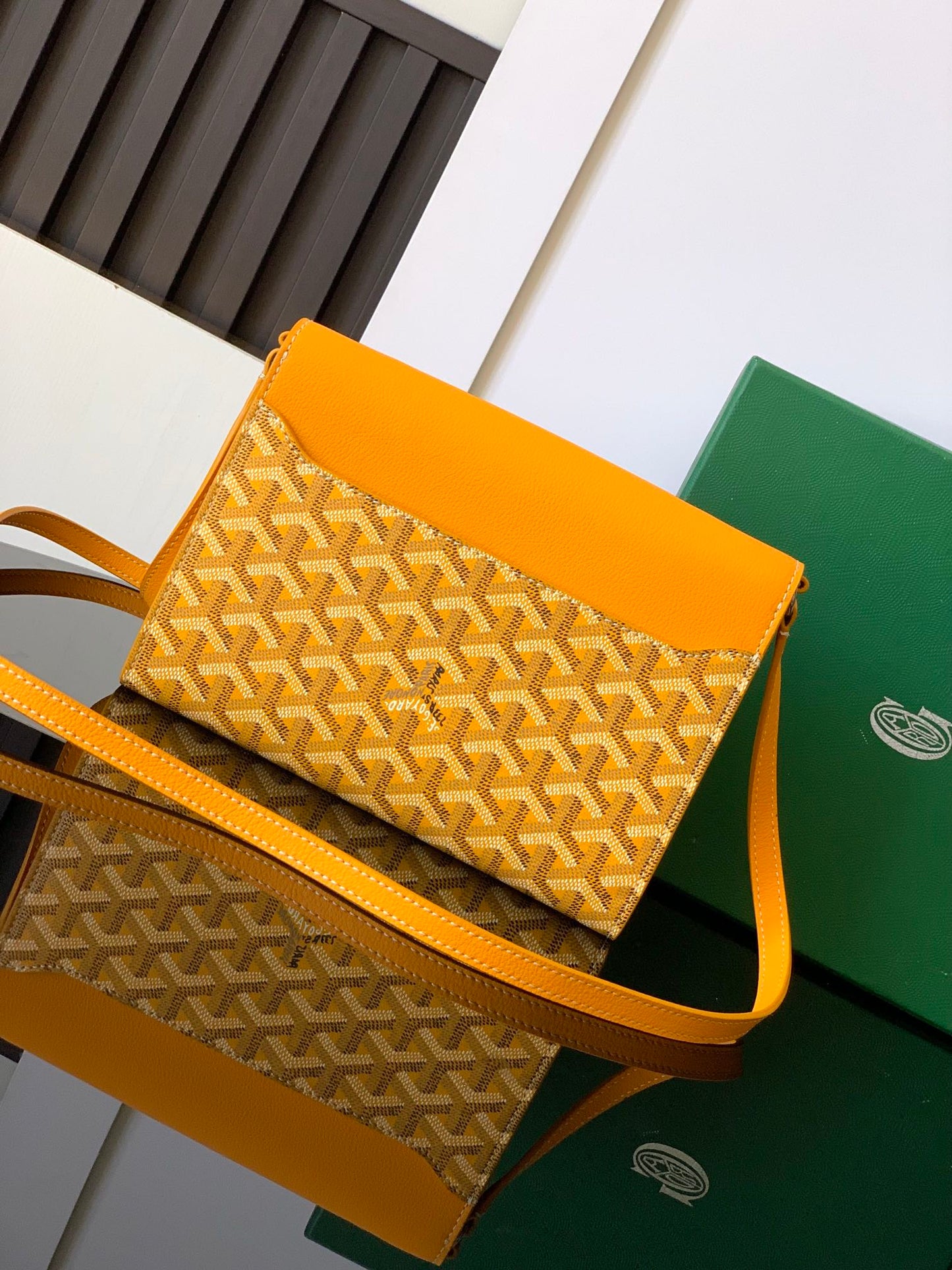 CARTERA CHIPRE 21 EN LONA GOYARDINE AMARILLA Y PIEL DE BECERRO
