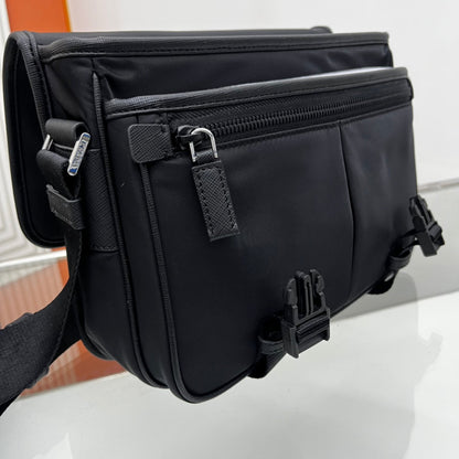 BOLSO DE HOMBRO PRA SMALL 26 EN PIEL SAFFIANO NEGRA