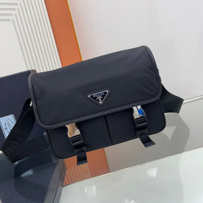 BOLSO DE HOMBRO PRA SMALL 26 EN PIEL SAFFIANO NEGRA